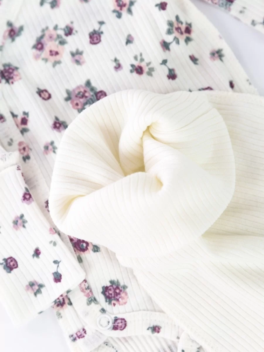 Комплект "Лапша Сиреневые цветочки": боди, ползунки, шапка - фото