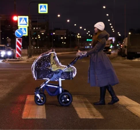 Дождевик на коляску универсальный со светоотражателем в сумке - фото