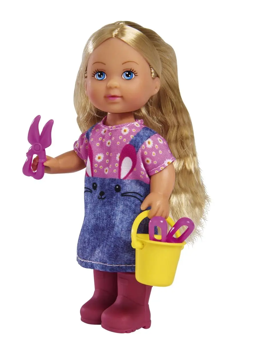 Кукла Еви в саду с питомцем - фото