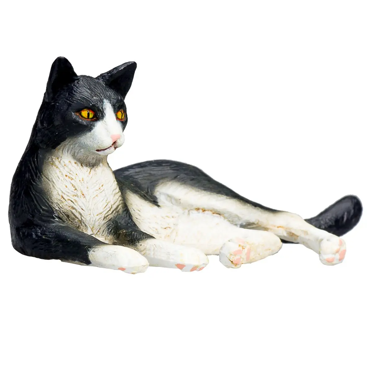 Кошка черно-белая лежащая - фото